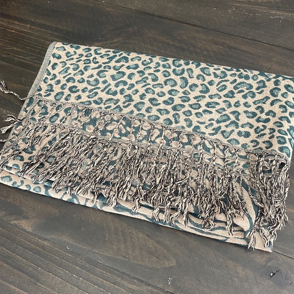 Scarf leopard pattern - Picture 5 of 6